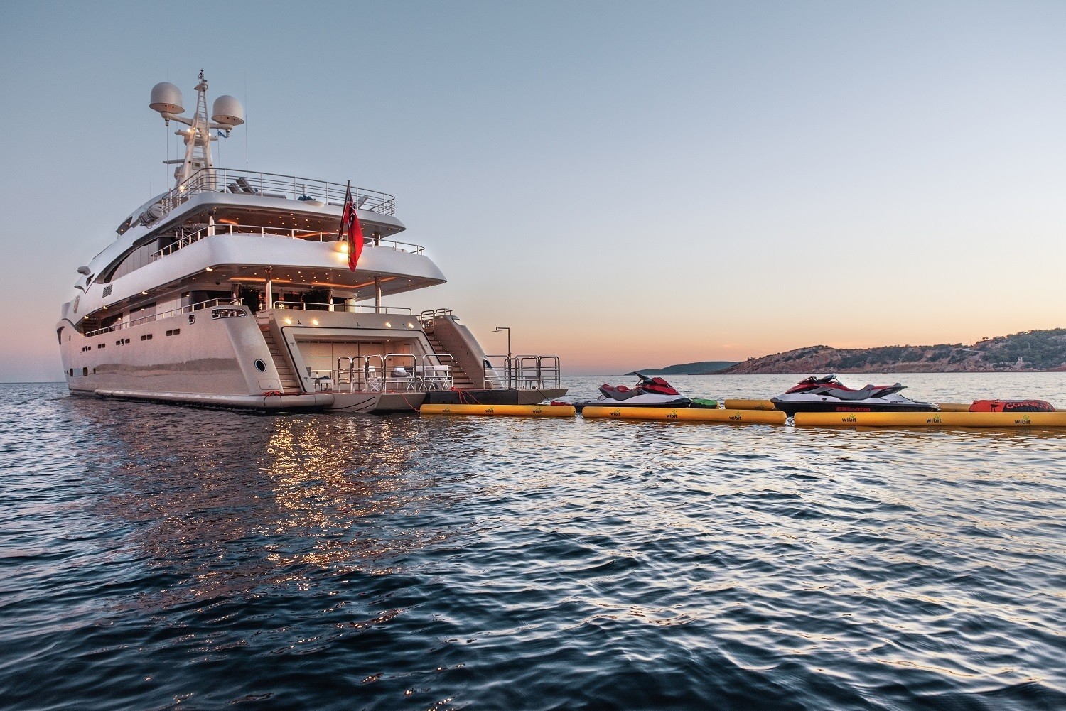Yacht LIGHT HOLIC, CRN CHARTERWORLD Luxury Superyacht Charters